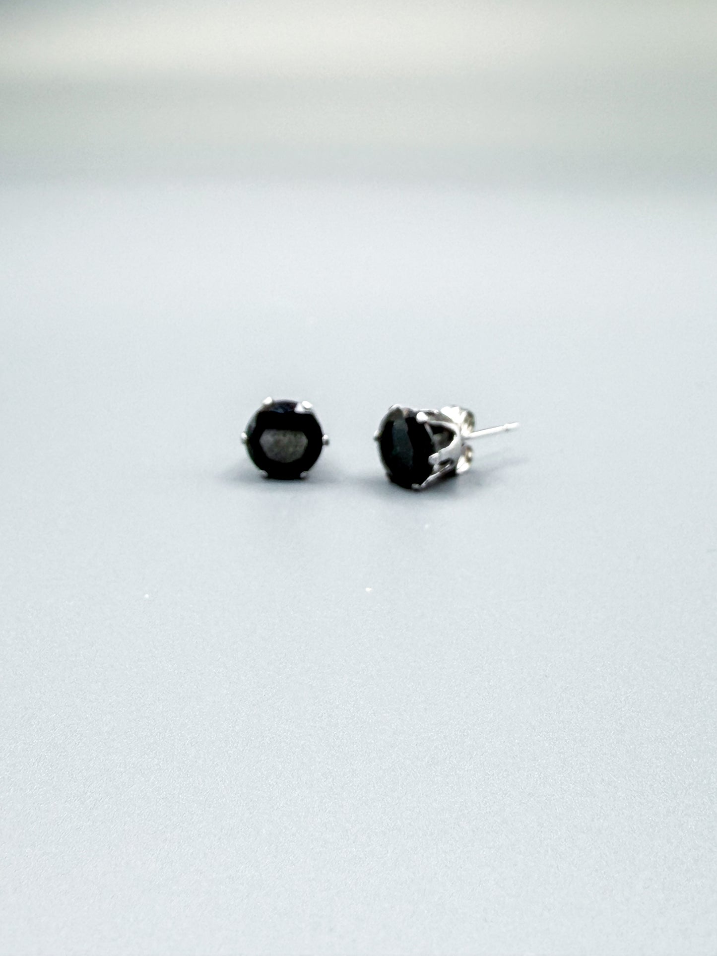 MILETO Nero Studs